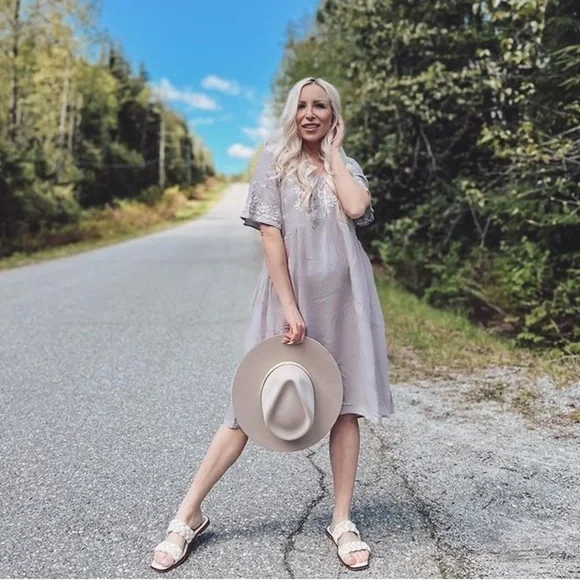 Pinkblush embroidered v neck dress with pockets nwot - Picture 4 of 5